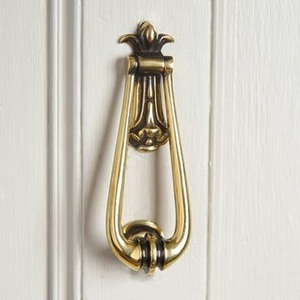 Compre un timbre para puerta con diseño antiguo, hecho de metal con acabado dorado, para uso en puertas exteriores. - Product Image 2