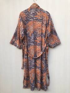 Kimono de Seda Hecho a Mano en India, Estampado Floral, Cuello en V, Cierre con Cordón, Largo, Manga Larga, Suave, para Playa o Fiesta, Venta al Por Mayor - Product Image 2