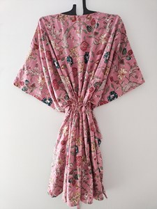 Robe kaftan pour femmes en coton 100% avec imprimé floral en dentelle |   Coupe ample |   Longueur genouillère |   Silhouette en forme de A |   Vêtements décontractés pour la plage et la détente - Product Image 3
