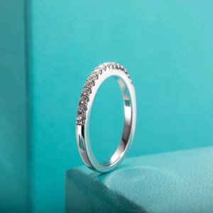 แหวนเพชรทรงกลมคลาสสิกสำหรับผู้หญิง ทองคำขาว 14K ประดับเพชรทรงบริลเลียนต์แบบครึ่งวง พร้อมใบรับรอง IGI ของขวัญทองคำ - Product Image 3
