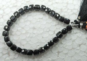 ลูกปัดสปิเนลสีดำธรรมชาติทรงลูกบาศก์เจียระไน ร้อยเป็นเส้น สำหรับทำเครื่องประดับ ขายส่ง - Product Image 3