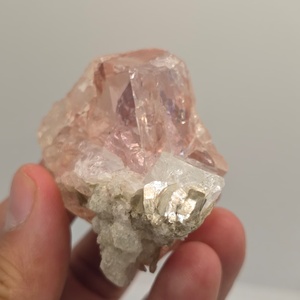 Cristal de Cuarzo Rosa con Inclusiones, Gema Natural en Bruto, con Brillo de Cristal, Semitransparente - Product Image 2