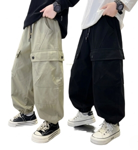 กางเกงคาร์โก้เด็กผู้ชายขายส่ง ทรงหลวมใส่สบายสำหรับฤดูใบไม้ร่วง มีกระเป๋าหลายช่อง กางเกงทำงานเด็ก สไตล์สตรีทแฟชั่น กางเกงขายาวสำหรับเด็กผู้ชาย - Product Image 1