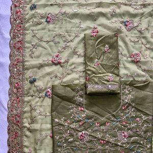 Sari de mariage en Georgette Premium Star avec broderie intégrale Butta, bordure ajourée et chemisier en soie Banglory brodé - Product Image 4