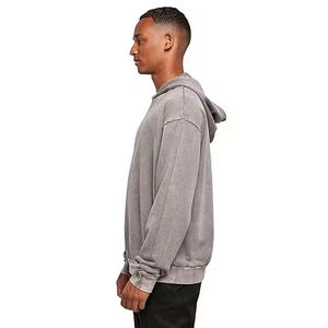 เสื้อฮู้ดดี้ผู้ชายสีเทาฟอกกรด ผ้าฝ้ายฟลีซ 100% สไตล์สตรีทแวร์ ซีดจางแบบซันเฟด เย็บสองชั้น ขาดแบบดีไซน์พิเศษ หนัก 300 กรัม - Product Image 3