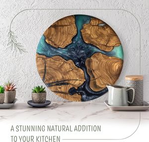 Tabla Redonda de Madera de Olivo Hecha a Mano con Resina para Quesos y Charcutería – Tabla de Cortar Circular Decorativa con Arte Único en Resina Epoxi - Product Image 3