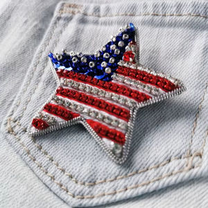 Broche drapeau américain étoile en strass et sequins, épinglette patriotique pour veste en jean, jean, poche, sac à dos, vêtements, faite à la main, perlée - Product Image 1