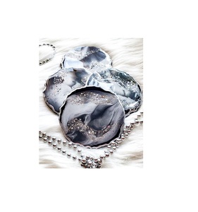 Ensemble de sous-verres en résine haute brillance avec surface durable et imperméable pour une utilisation quotidienne à la maison, au bureau et au café - Product Image 4