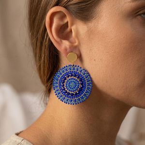 Boucles d'oreilles rondes faites à la main avec perles, bijoux statement noir et or, accessoire de mode pour femmes - Product Image 4