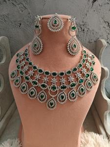 Conjunto de Joyería AD con Collar de Gargantilla de Diamantes Americanos con Acabado Plateado y Pendientes Tikka, Conjunto de Gargantilla AD, Joyería Nupcial India de Bollywood - Product Image 2