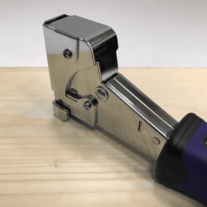 JY585 JANN-YEI Agrafeuse à marteau robuste pour usage industriel et bricolage, chromée argent et bleu, chargement arrière, capacité 165 agrafes, options OEM/ODM - Product Image 6