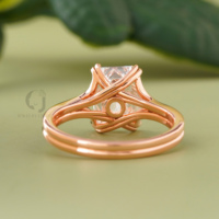 Cincin Tunangan Pria Berlian Buatan Laboratorium Potongan Emerald Warna DEF 3.02 Karat Mewah, Emas Kuning, Model Solitaire Criss Cross dengan Rangka Terpisah