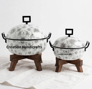 Casserole en émail de luxe noire et blanche à motifs floraux avec support en bois et poignée noire – Cadeau idéal pour la maison - Product Image 2