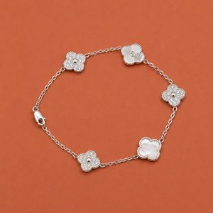 สร้อยข้อมือเงินประดับเพชรโมอิสซาไนต์ลายใบโคลเวอร์สี่แฉก - Product Image 2