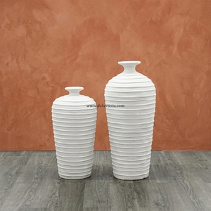 Vase de sol Pilin S blanc uni en terre cuite rustique côtelée, pot haut en argile artisanale, urne décorative en grès, vente en gros - Product Image 6