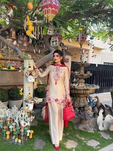 Costume Anarkali en soie beige brodé avec dupatta rouge, style traditionnel indien pakistanais, vêtements décontractés pour femmes - Product Image 1