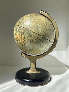 Globe terrestre artisanal en métal minimaliste avec design sphérique haut de gamme et finition nickel brossé pour les projets de design d'intérieur moderne - Product Image 3