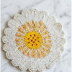 แผ่นรองแก้วลายดอกเดซี่ทรงกลมประดับลูกปัด งานแฮนด์เมด ตกแต่งโต๊ะอาหาร แผ่นรองแก้วกาแฟ อุปกรณ์ตกแต่งโต๊ะอาหารสุดหรู ของตกแต่งบ้านมีสไตล์ - Product Image 1