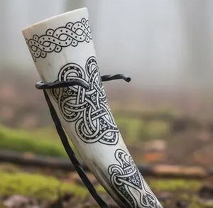 Corne à boire viking en corne de bœuf, unique et fabriquée à la main avec support en fer, design viking - Product Image 4