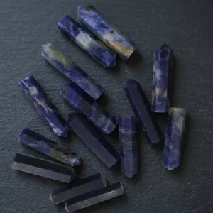 Pendentif en forme de crayon en pierre de sodalite naturelle faite à la main, figurine d'amour sculptée en cristal d'agate, Feng Shui, respectueux de l'environnement, pour mariage - Product Image 2