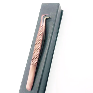 Pinzas para Cejas DANTRIC IMPLANTS T-028 Curvas de Acero Inoxidable Color Oro Rosa con Punta Puntiaguda, Agarre de Diamante, Estilo Lujoso, Finas y Duraderas - Product Image 1
