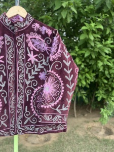 เสื้อแจ็คเก็ตผู้หญิงพรีเมียม ผ้ากำมะหยี่ถักปักลายดอกไม้ งานแฮนด์เมด สไตล์วินเทจ โบโฮ บุผ้าฝ้าย แฟชั่นฤดูใบไม้ร่วง เสื้อโค้ทบูติก - Product Image 4