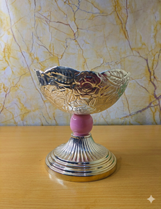 Bol sur piétement en métal argenté, orné de roses en relief, fait main |   Plat à fruits décoratif finition antique avec accent en résine rose pour la décoration intérieure - Product Image 1