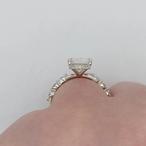 แหวนหมั้นเพชรทรงเอเมอรัลด์ ดีไซน์คลาสสิกสำหรับผู้หญิง ทองคำแท้ 18K เพชรรับรองโดย IGI - Product Image 6