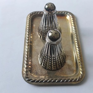 Juego de salero y pimentero de estilo atemporal con bandeja, vajilla premium para cocina, comedor y servicio de invitados, procedente de la India. - Product Image 2