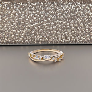 Anillo de compromiso y aniversario clásico geométrico de plata 925 con moissanita, chapado en oro, diseño de media eternidad, para fiesta - Product Image 5