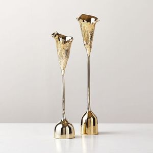 Portavelas clásico de aluminio con un atractivo atemporal, adecuado para cualquier tema de decoración interior. - Product Image 4