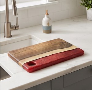 Planche à découper rectangulaire contemporaine en bois avec incrustation en résine rouge et trou pour la poignée - Product Image 4