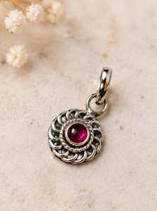 Pendentif Mandala Vintage en Argent Sterling Plaqué Or avec Breloque Grenat Multi-Engagement et Pierre Précieuse, Pierre de Naissance de Juillet et de Janvier - Product Image 5