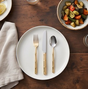 Elegante Juego de Cubiertos de Metal con Mango de Bambú Dorado, Acabado Espejo, para Bodas y Cenas - Product Image 3