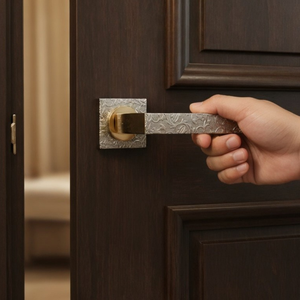 Ensemble de poignées de porte en laiton gravé de luxe |   Poignée de porte carrée moderne en forme de rose avec motif décoratif pour portes intérieures haut de gamme - Product Image 5