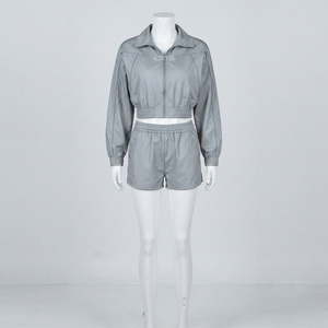 Ensemble 2 pièces sportif gris uni pour femme, style urbain, avec short et haut à manches longues à capuche zippé, coupe régulière, en molleton 100% coton, séchage rapide - Product Image 1