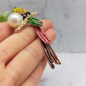 Broche élégante en émail en forme de perroquet avec strass colorés et fausses perles brillantes - Product Image 4