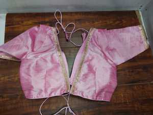 Chemisier ajusté de luxe pour femme en soie brute rose Sabyasachi, à manches longues, col cranté, bordure à sequins et ornements en Zari doré lourd, avec lien de fixation, pour mariage - Product Image 4