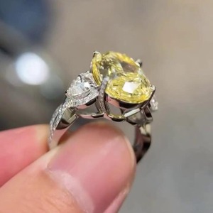 Anillo de compromiso de tres piedras con diamantes de laboratorio amarillos ovalados de 11 quilates en oro blanco, anillo de diamantes para mujer de la India. - Product Image 3