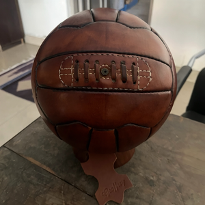 ลูกบอลหนังเคลือบสีพาติน่าโบราณ ศตวรรษที่ 1900 - ขัดเคลือบด้วยแว็กซ์ - ขนาด 5 ลูก - ลูกรักบี้ ลูกฟุตบอล ลูกบาสเกตบอล - Product Image 2