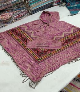 Nouveau 2023 hiver mode tricoté acrylique Ponchos/vestes pour hommes et femmes en gros de l'inde - Product Image 3