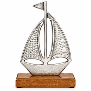 Sculpture de voilier moderne en métal argenté avec base en bois pour décoration d'art, idéale pour table, étagère de salon, bureau, décoration nautique - Product Image 1