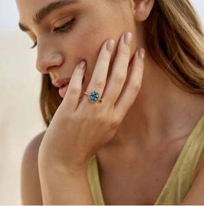 Anillo de Moissanita Azul Corte Princesa en Plata de Ley con Engaste de Puntas Chapado en Oro para Boda, Compromiso, Aniversario - Product Image 4