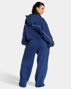 Ensemble de survêtement tendance pour femme, bleu marine, à capuche, coupe ample, longueur intégrale, couleur unie, poches latérales, 100% coton, avec passepoil. - Product Image 2