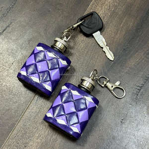 Latest Wholesale Portable Mini Hip Flask Keychain Genuine Leather Checkered Pattern Pocket Bottle with Clip Gift for Unisex - Product Image 4