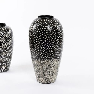 Vase de table élégant en perles artisanales - Product Image 1
