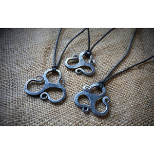 Colgante de Hoja de Metal Envejecido Hecho a Mano, Amuleto Texturizado, Pieza de Collar Industrial Vintage, Joyería Botánica Personalizada, Arte - Product Image 5