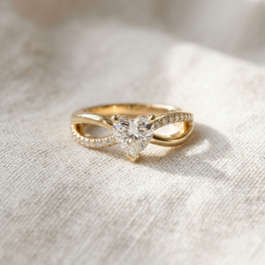 Bague de fiançailles RIZTA JEWEL pour femme en or jaune 18 carats avec diamant taille cœur et petits diamants ronds, certifiée IGI, style classique - Product Image 3