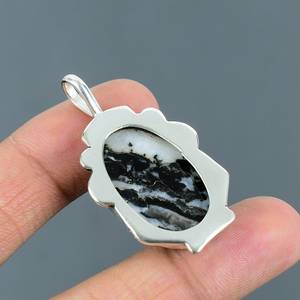 Colgante de Turquesa Blanca Hecho a Mano, Plata de Ley 925, Joyería con Piedras Preciosas, Accesorio de Moda Único y Elegante - Product Image 3