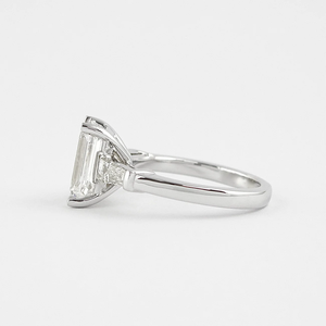 Bague de fiançailles en diamant taille émeraude, sertie de griffes, bijoux fins classiques pour femmes - Product Image 2